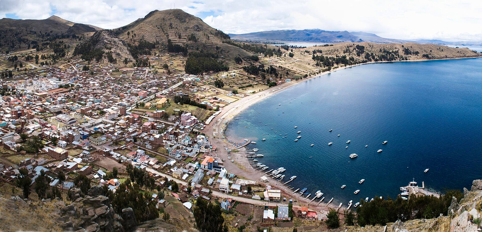 Vista panorámica de Copacabana y su bahía azul en el lago Titicaca