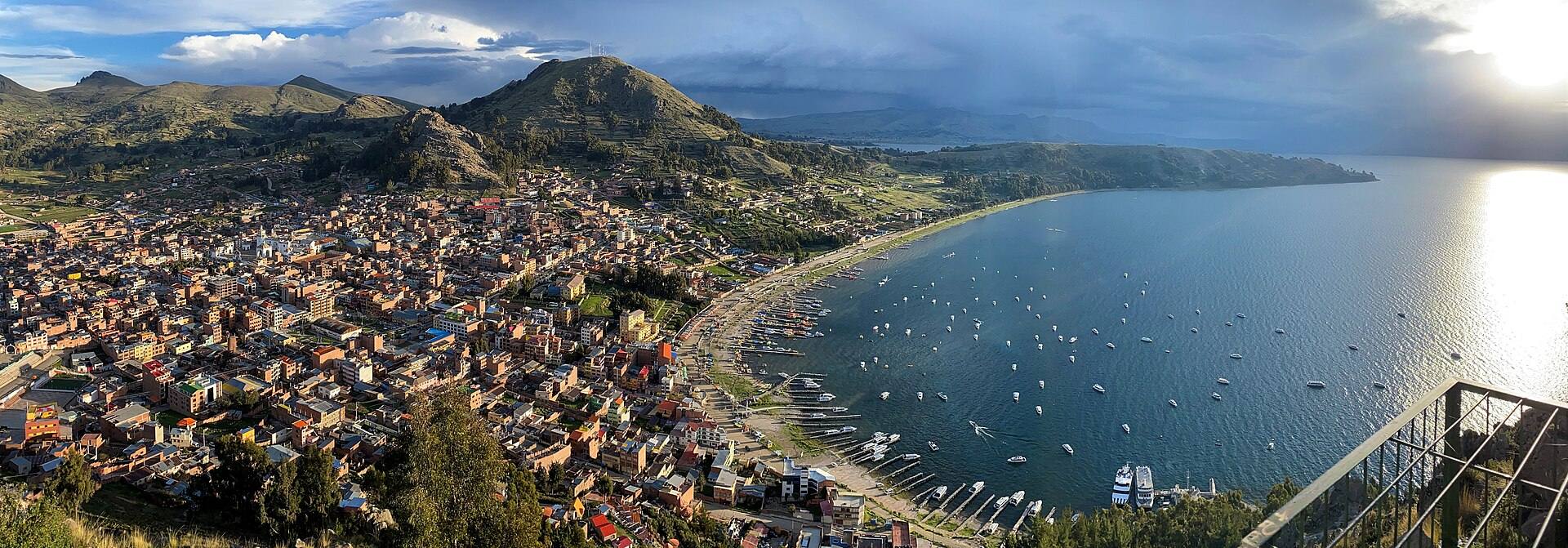 La bahía y las casas de Copacabana iluminadas por la luz de la tarde