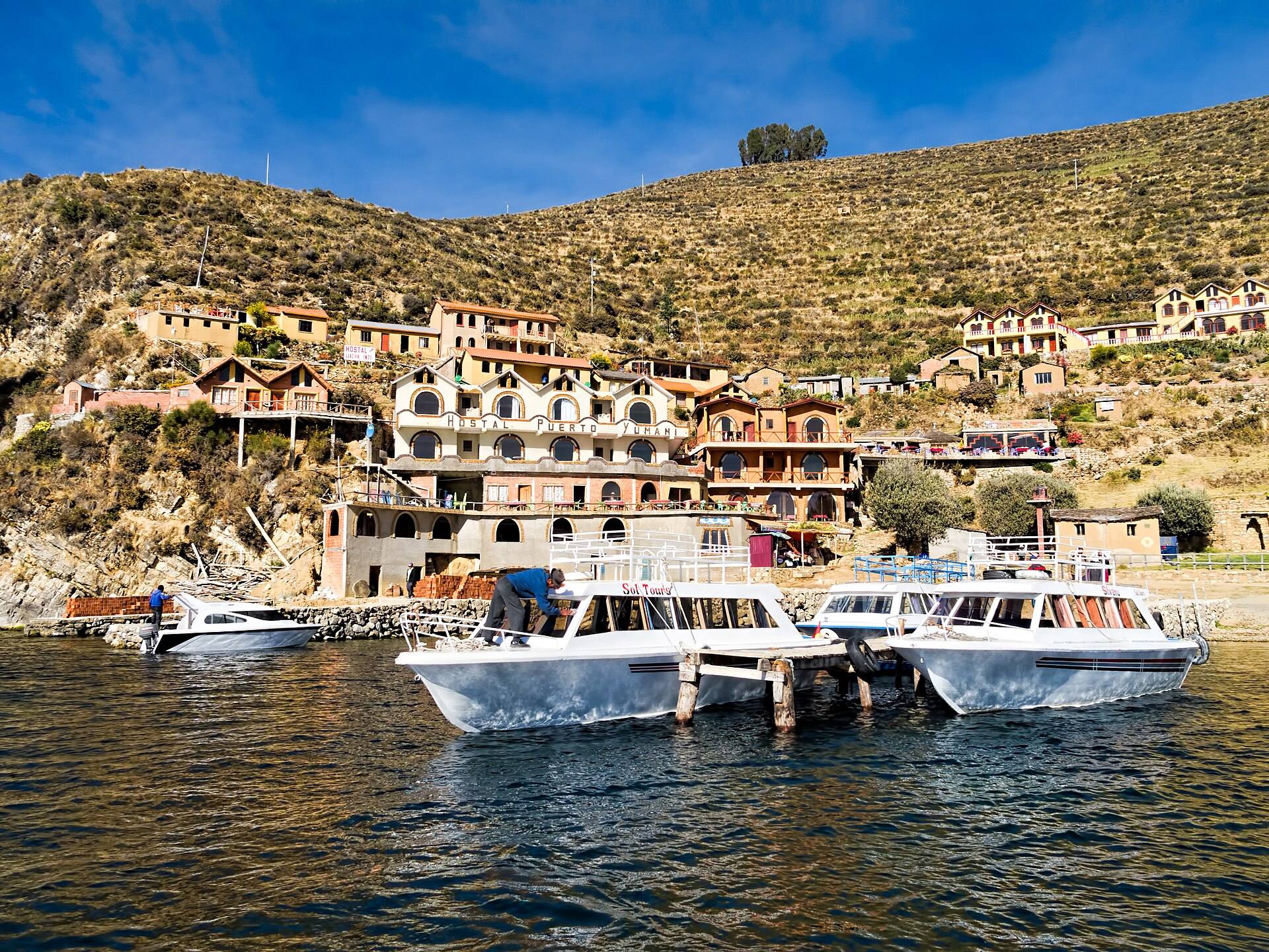 Barcos amarrados ante las casas de la orilla de Yumani en Isla del Sol